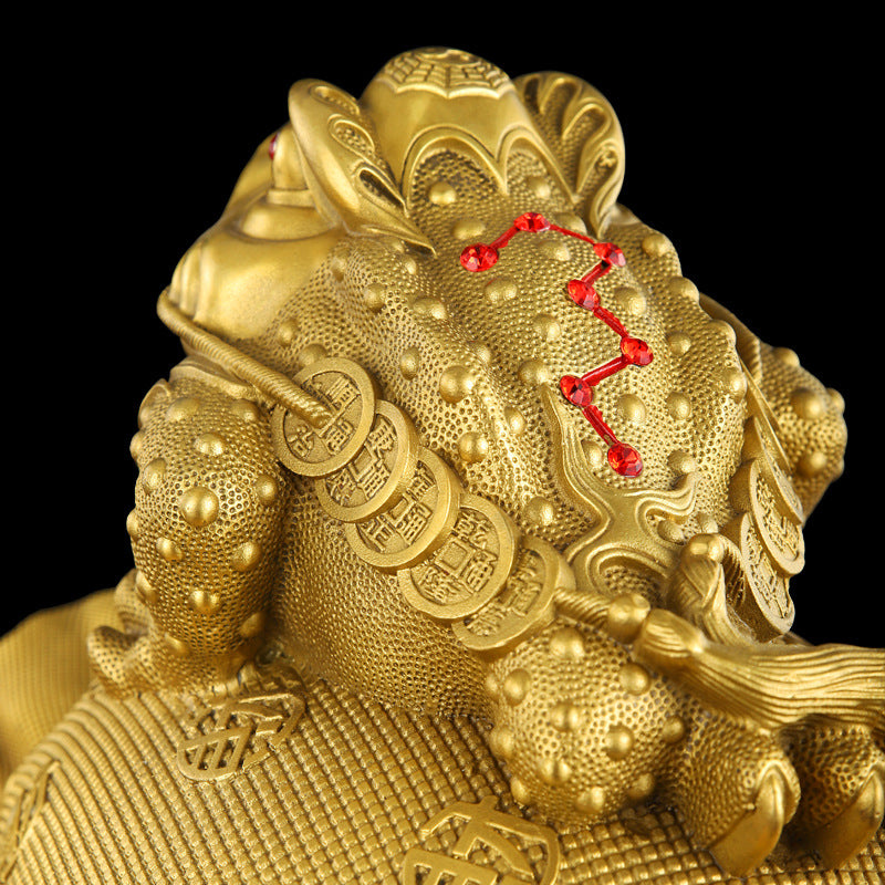  Close-up detail view of the golden toad, highlighting its ruby-like eyes and decorative back.