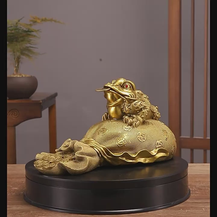 360-degree rotation video of the golden toad, displaying its exquisite design and craftsmanship from all angles.